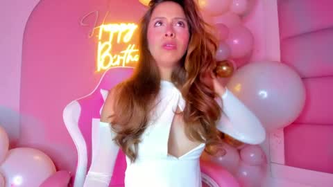 Snapshot of littlee_emma_ chatting on February 22, 9:34 am littlee_emma_ online show from February 22, 9:34 am