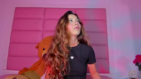 Snapshot of littlee_emma_ chatting on February 26, 3:32 am littlee_emma_ online show from February 26, 3:32 am