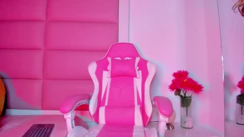 Snapshot of littlee_emma_ chatting on February 26, 6:37 am littlee_emma_ online show from February 26, 6:37 am