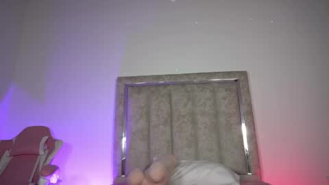 Snapshot of littlee_emma_ chatting on April 30, 11:20 pm littlee_emma_ online show from April 30, 11:20 pm