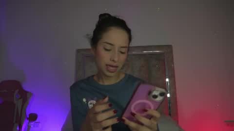 Snapshot of littlee_emma_ chatting on May 20, 11:55 pm littlee_emma_ online show from May 20, 11:55 pm