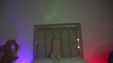 Snapshot of littlee_emma_ chatting on May 27, 12:18 am littlee_emma_ online show from May 27, 12:18 am