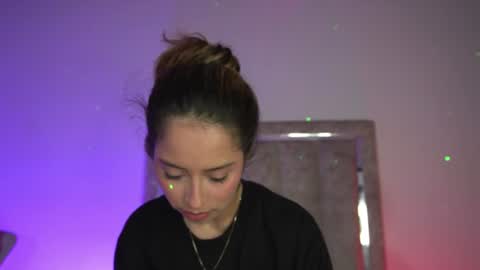 Snapshot of littlee_emma_ chatting on June 16, 1:41 am littlee_emma_ online show from June 16, 1:41 am