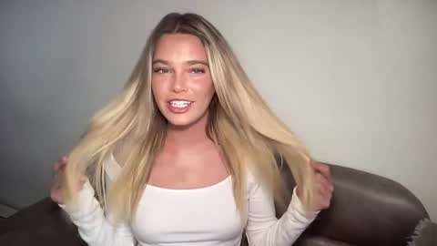 Snapshot of littlemaryjane19 chatting on December 19, 8:13 pm Marciabrady online show from December 19, 8:13 pm