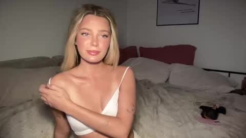 Snapshot of littlemaryjane19 chatting on December 25, 11:53 pm Marciabrady online show from December 25, 11:53 pm