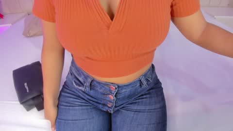 Snapshot of littleoliviia_ chatting on January 28, 1:05 pm im olivia IG littleolivia01 online show from January 28, 1:05 pm