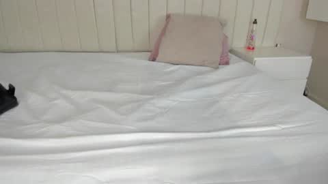 Snapshot of littleoliviia_ chatting on February 3, 1:19 pm im olivia IG littleolivia01 online show from February 3, 1:19 pm