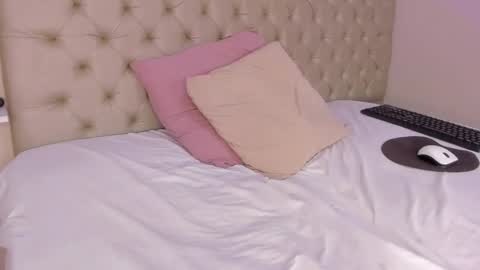 Snapshot of littleoliviia_ chatting on February 8, 7:59 pm im olivia IG littleolivia01 online show from February 8, 7:59 pm