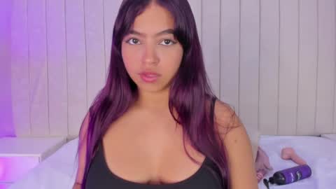 Snapshot of littleoliviia_ chatting on February 11, 7:05 pm im olivia IG littleolivia01 online show from February 11, 7:05 pm