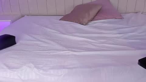 Snapshot of littleoliviia_ chatting on February 13, 12:43 pm im olivia IG littleolivia01 online show from February 13, 12:43 pm