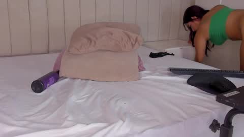 Snapshot of littleoliviia_ chatting on February 21, 4:37 pm im olivia IG littleolivia01 online show from February 21, 4:37 pm