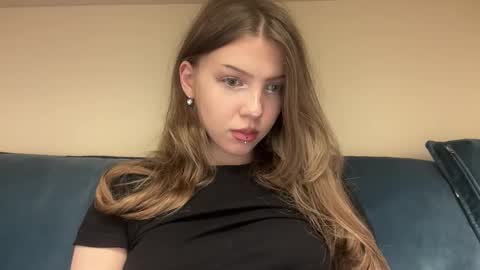 littleprincess3000 online show from April 8, 8:42 pm