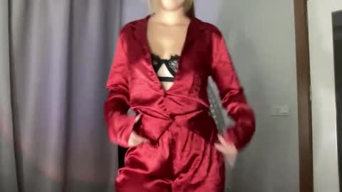 Snapshot of littlesweetyy chatting on December 19, 9:00 pm little sweety online show from December 19, 9:00 pm