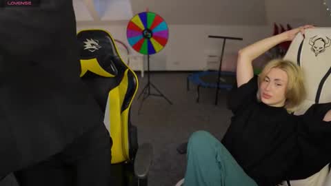 Snapshot of livehub054 chatting on December 4, 11:19 am Sheryl online show from December 4, 11:19 am