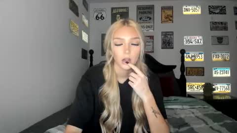 Snapshot of livvywinters chatting on February 3, 6:11 am Livvy online show from February 3, 6:11 am