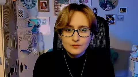 Snapshot of lixeluna chatting on May 8, 7:25 am LixeLuna online show from May 8, 7:25 am