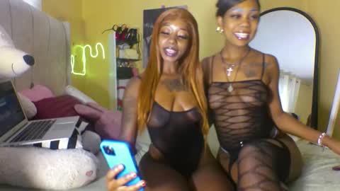 Snapshot of liyahs_lair chatting on October 19, 8:37 am liyah online show from October 19, 8:37 am