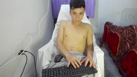 Snapshot of liz_and_chris1 chatting on December 29, 6:45 am Chris online show from December 29, 6:45 am