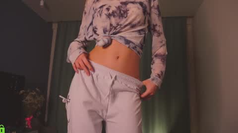 Snapshot of lizbethcoll chatting on December 13, 4:49 pm Sunnheart online show from December 13, 4:49 pm