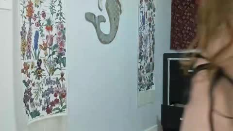 lizzy_fit online show from December 4, 8:39 pm