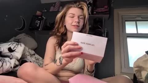 Snapshot of lizzyylovesick chatting on December 27, 2:01 pm lizzybunny online show from December 27, 2:01 pm