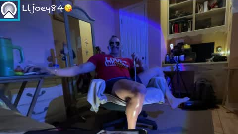 lljoey84 online show from April 25, 5:43 am