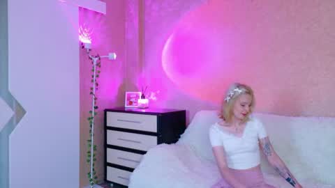 Snapshot of llovelymia chatting on August 9, 3:23 am llovelymia online show from August 9, 3:23 am