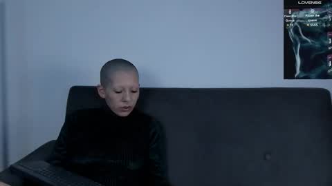 Snapshot of lnxmst chatting on December 4, 10:29 pm Lynx Mist online show from December 4, 10:29 pm