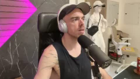 Snapshot of logan__kelly chatting on July 31, 5:56 pm logan__kelly online show from July 31, 5:56 pm