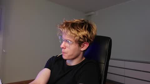 LOGAN FRASER online show from October 23, 6:23 am