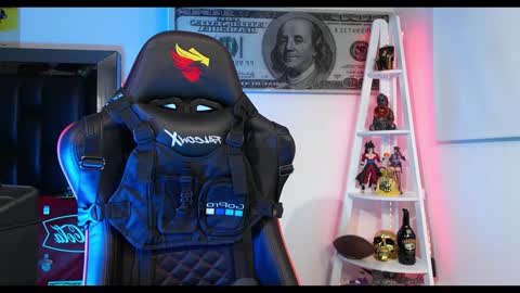 Snapshot of logan_hugh8 chatting on December 13, 9:46 am logan_hugh8 online show from December 13, 9:46 am