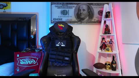 Snapshot of logan_hugh8 chatting on December 19, 2:13 pm logan_hugh8 online show from December 19, 2:13 pm