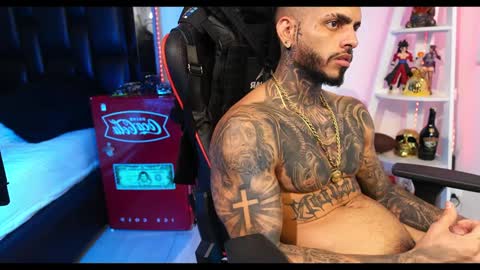 Snapshot of logan_hugh8 chatting on December 19, 8:55 pm logan_hugh8 online show from December 19, 8:55 pm