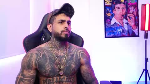 Snapshot of logan_hugh8 chatting on November 17, 7:19 pm logan_hugh8 online show from November 17, 7:19 pm