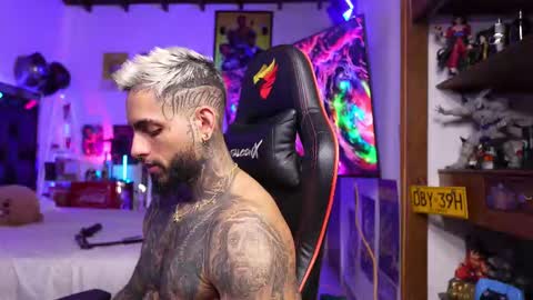 logan_hugh8 online show from March 9, 4:55 pm