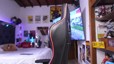 logan_hugh8 online show from March 12, 1:39 pm