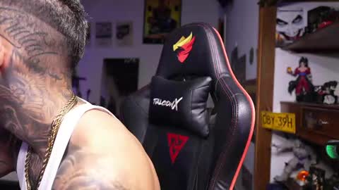 logan_hugh8 online show from April 10, 6:51 am