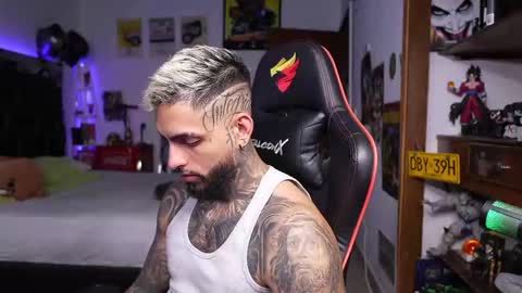 logan_hugh8 online show from April 13, 8:03 pm