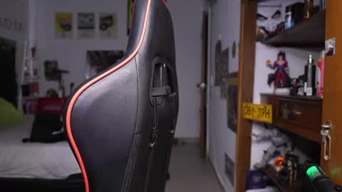 logan_hugh8 online show from April 24, 3:36 pm