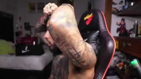 logan_hugh8 online show from April 26, 8:01 am