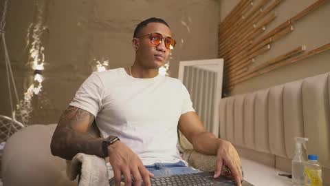 logan_varela online show from March 29, 3:12 pm