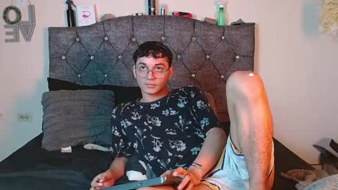 logan_willyams_ online show from September 20, 10:55 pm