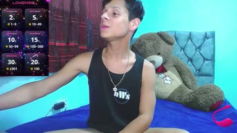 Snapshot of loganevans8 chatting on November 15, 11:32 pm Logan online show from November 15, 11:32 pm