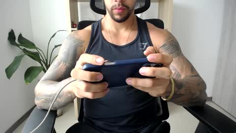 Snapshot of loganhod chatting on May 30, 9:34 pm Logan Wolfp online show from May 30, 9:34 pm