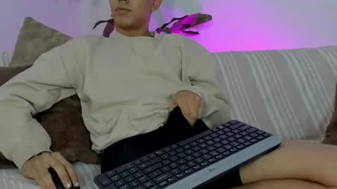 logantwink18 online show from February 18, 11:06 am