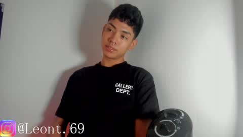 logantwink18 online show from April 22, 11:45 am