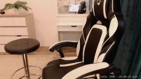  Lola  online show from February 4, 8:02 am