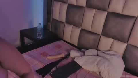 Snapshot of lola_js chatting on June 20, 12:03 am lola_js online show from June 20, 12:03 am