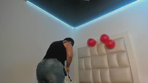 Snapshot of lola_js chatting on June 30, 12:17 pm lola_js online show from June 30, 12:17 pm