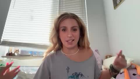 Snapshot of lolaa555 chatting on June 8, 1:28 am lolaa555 online show from June 8, 1:28 am